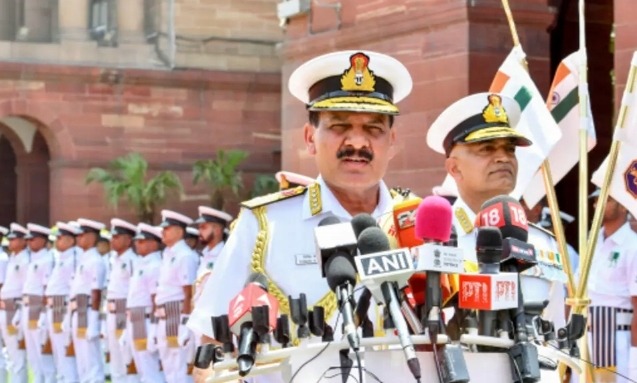 कौन हैं नए Indian Navy प्रमुख? जानें कितनी है नेवी चीफ की सैलरी 