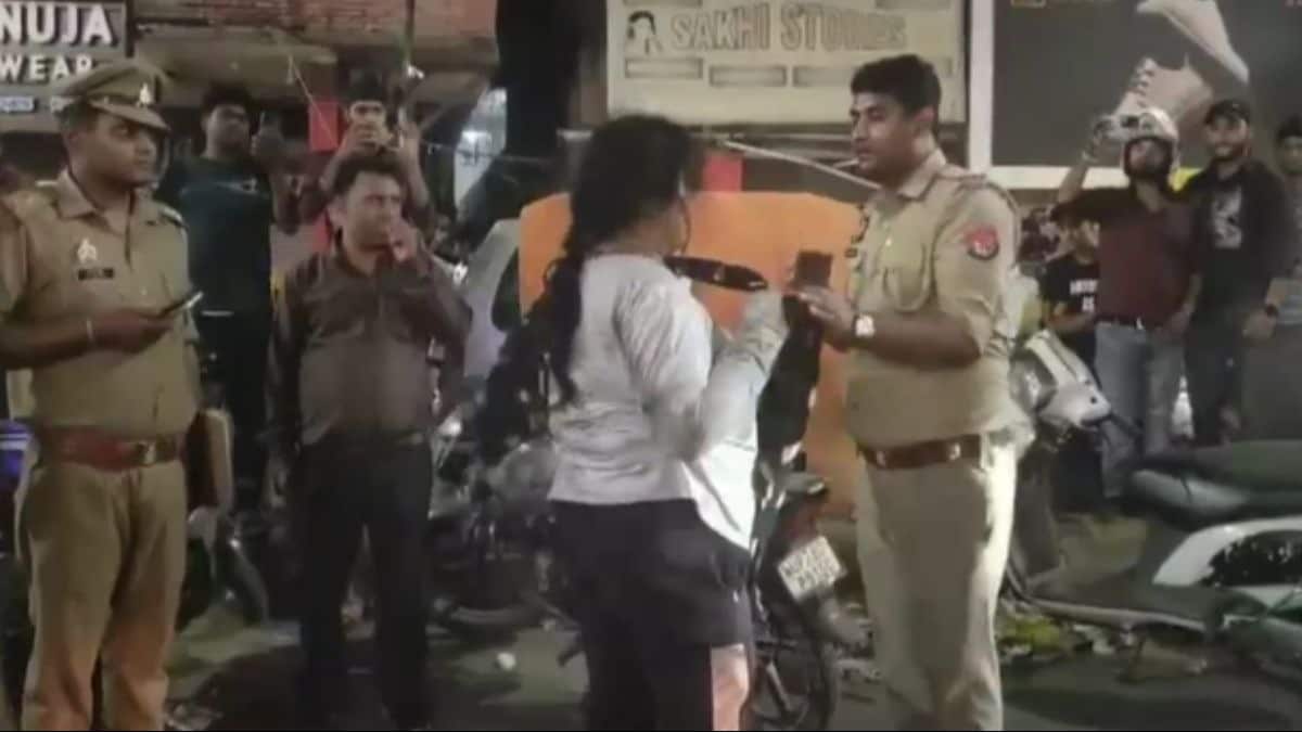 कानपुर में चौराहे पर कपड़े उतारने लगी युवती, पुलिसकर्मियों से की जमकर बदतमीजी