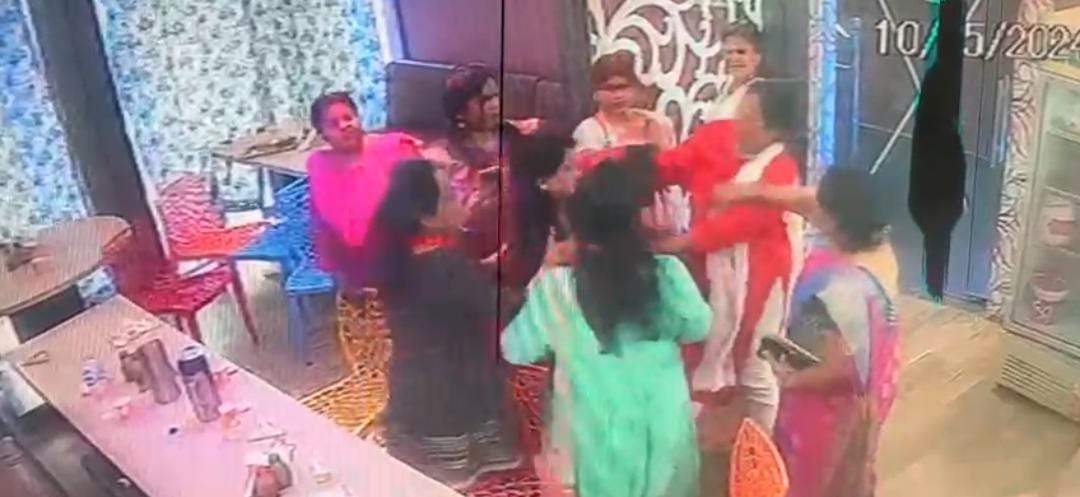 किट्टी पार्टी के दौरान महिलाओं में जमकर मारपीट का वीडियो वायरल